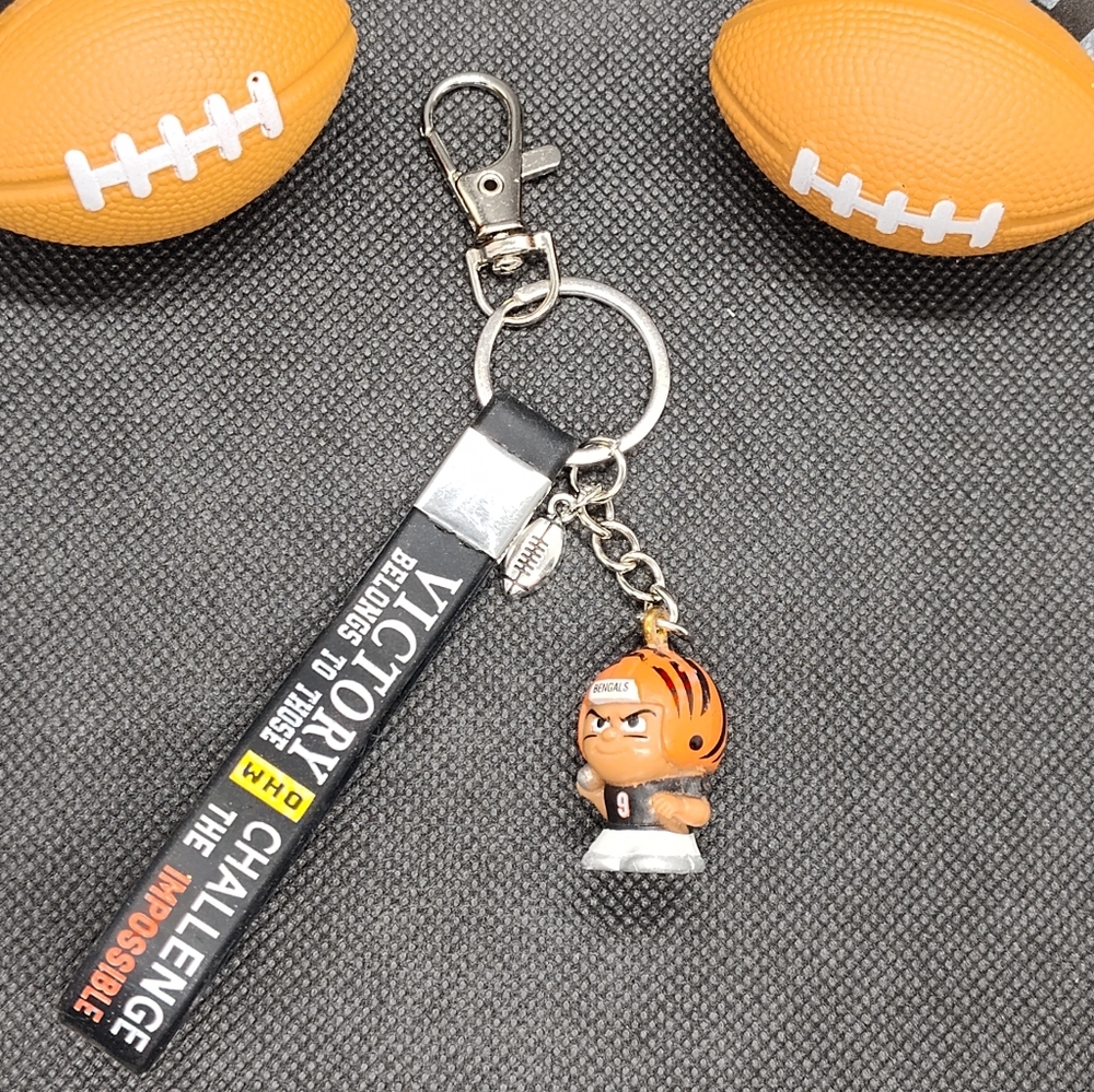🏈 NFL BENGALS #9 BURROW CUSTOM KEYCHAIN